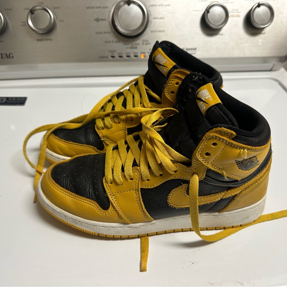 Kids Black and Yellow jordan 1